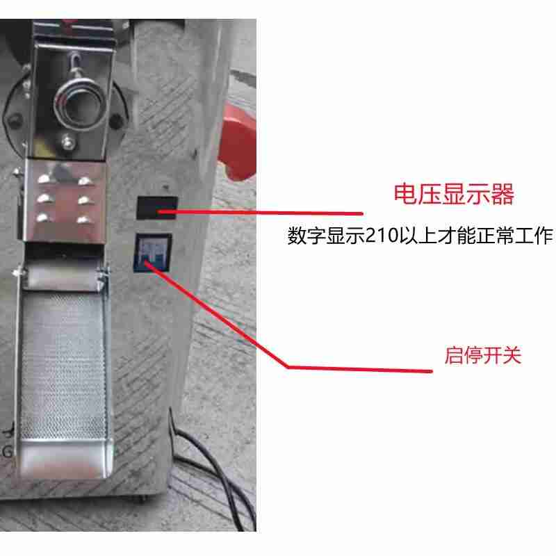 查长周通过手机就可以监控20公里外蓝莓大棚的种植情况。人民网记者 张俊摄